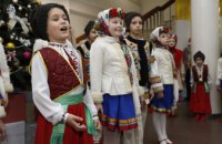 30 вихованців ансамблю народного танцю «Цвітень» щедрували у міськраді Дніпра: як це було