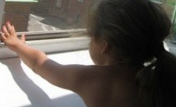 В Днепродзержинске 7-летняя девочка выпала с балкона, пытаясь выбраться из квартиры