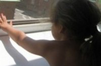 В Днепродзержинске 7-летняя девочка выпала с балкона, пытаясь выбраться из квартиры
