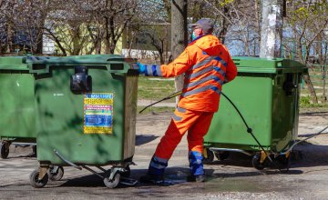 В Днепре коммунальщики дезинфицируют мусорные контейнеры