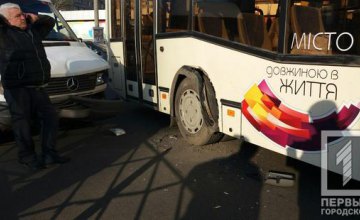 На Днепропетровщине автобус столкнулся с пассажирской маршруткой (ФОТО)