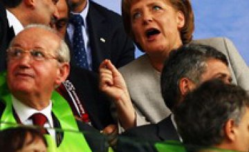 Ангела Меркель празднует победу сборной Германии