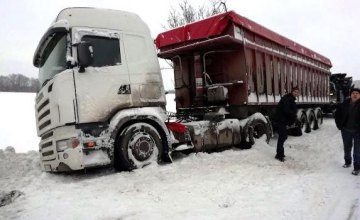​На Днепропетровщине спасатели вытащили из сугробов «Газель» и грузовик (ВИДЕО)