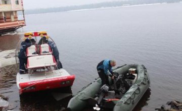 В Киеве спасатели вторые сутки ищут тело девушки, прыгнувшей с моста Патона (ФОТО)