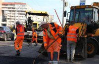Після паузи майже в пів року у Дніпрі продовжили ремонтувати дороги: чому роботи не виконували раніше?