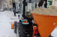 Снігопад та ожеледиця: на вулицях Дніпра працювали 82 одиниці техніки