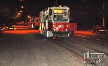 ДТП в Кривом Роге: ВАЗ сбил женщину, от удара ее отбросило под трамвай 
