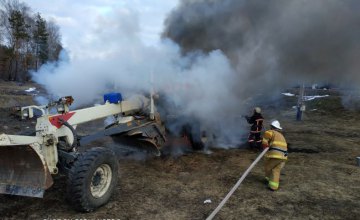 В Киевской области трактор загорелся прямо на переезде (ФОТО)