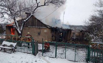 На Днепропетровщине горел одноэтажный дом: огнём повреждено почти 100 кв. метров