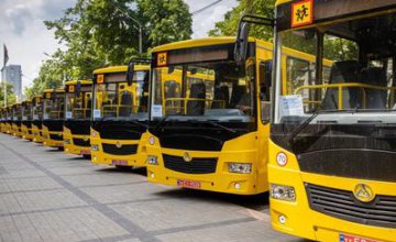 Цьогоріч школам Дніпропетровської області передали 26 нових автобусів