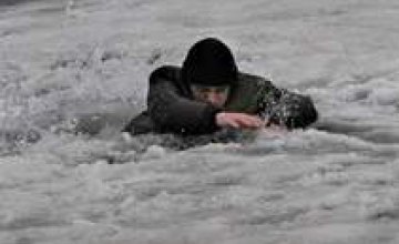 Спасатели Днепропетровщины этой зимой вытащили из-под льда двоих людей