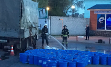 В Днепре перевернулся грузовик, перевозивший бочки с химическим веществом (ФОТО)