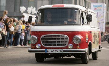 Карнавальные платформы, ретро-автомобили: в День города в Днепре произошло самое масштабное в Украине праздничное шествие