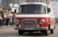 Карнавальные платформы, ретро-автомобили: в День города в Днепре произошло самое масштабное в Украине праздничное шествие