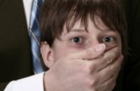 В Закарпатской области муж учительницы лицея систематически насиловал 15-летнего мальчика
