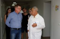 Заместитель мэра Днепра посетил в больнице детей, пострадавших от взрыва патрона