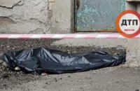 В Киеве женщина упала с высоты не менее 12-го этажа (ФОТО)