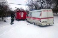В Самарском районе Днепра в снегу застряла машина скорой помощи с пациентом