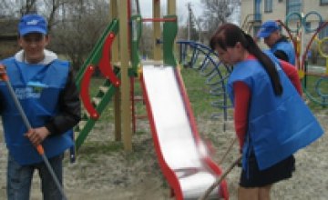 В «Чистый четверг» около 160 детских площадок были приведены в порядок после зимы активистами Партии Регионов (ФОТО)