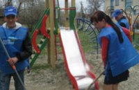 В «Чистый четверг» около 160 детских площадок были приведены в порядок после зимы активистами Партии Регионов (ФОТО)