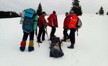 В Карпатах спасли туристку, которая сорвалась с обледенелого склона и скатилась в пропасть (ФОТО)