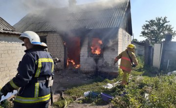 В Днепропетровской области загорелось одноэтажное здание: есть пострадавший