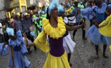 На карнавале в Гаити от удара током погибли 18 человек