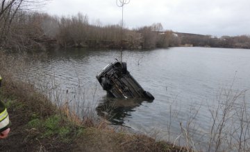 В Черкасской области с затопленного карьера достали автомобиль с телом водителя (ВИДЕО)