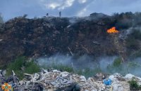 У Дніпрі рятувальники 2 години гасили пожежу на стихійному сміттєзвалищі