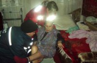 В Синельниково спасатели освободили двух тяжелобольных пенсионеров