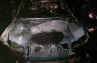 В Никополе на автостоянке сгорел Lexus, пожаром повреждены пять соседних автомобилей (ФОТО)