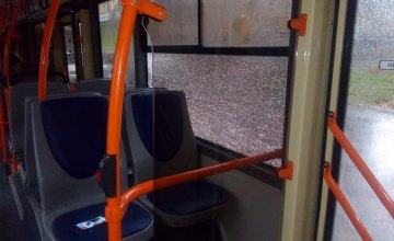 Без пострадавших, но с убытками: В Днепре злоумышленники из пневматического оружия попали в два троллейбуса и маршрутку