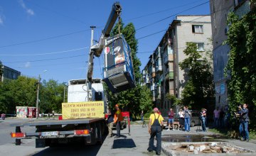 Системная борьба с наливайками и незаконно установленными сооружениями в Днепре: владельцы самостоятельно убирают киоски с улиц