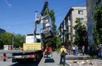 Системная борьба с наливайками и незаконно установленными сооружениями в Днепре: владельцы самостоятельно убирают киоски с улиц