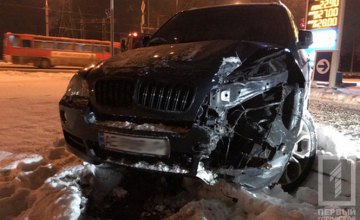 На Днепропетровщине девушка за рулем внедорожника BMW снесла электроопору (ФОТО)