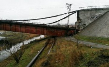 Боевики взорвали мост через Северский Донец