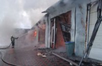 В Черновицкой области горела автомойка: огонь перекинулся на кафе и магазины