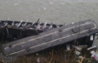 В Закарпатской области рейсовый автобус упал в реку с 8-метровой высоты