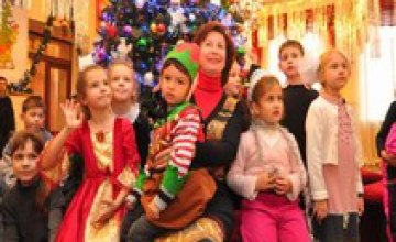 В театре Шевченко с Днем Святого Николая поздравили детей из многодетных и малообеспеченных семей (ФОТО)