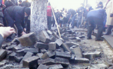 В Киеве евромайдановцы начали разбирать проезжую часть на камни