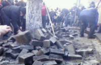 В Киеве евромайдановцы начали разбирать проезжую часть на камни