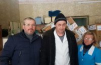  Александр Вилкул встретился с жителями Авдеевки и передал первую партию медикаментов и дизельного топлива для генераторов