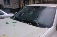 Днепропетровские коммунальщики закидали яйцами неправильно припаркованный джип (ФОТО)
