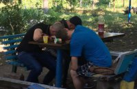 ​В Днепре на улице Титова трое мужчин уснули посреди двора (ФОТО)
