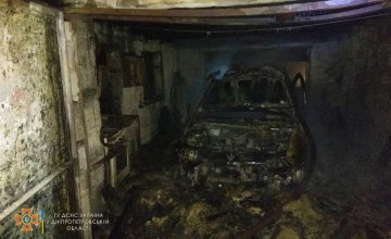 Ночью в Никополе загорелся гараж с автомобилем внутри 