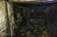 Ночью в Никополе загорелся гараж с автомобилем внутри 