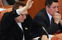 В отремонтированном сессионном зале депутаты Днепропетровского горсовета продолжали голосовать «вручную»