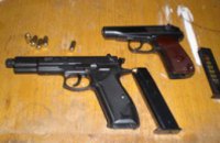 В Днепропетровске поймали пьяного водителя на угнанном авто с оружием в салоне (ФОТО)