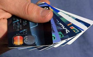 Днепропетровский предприниматель платил работникам зарплату на 2 банковские карточки