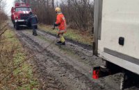 В Царичанском районе «Mercedes» увяз в грязи на грунтовой дороге